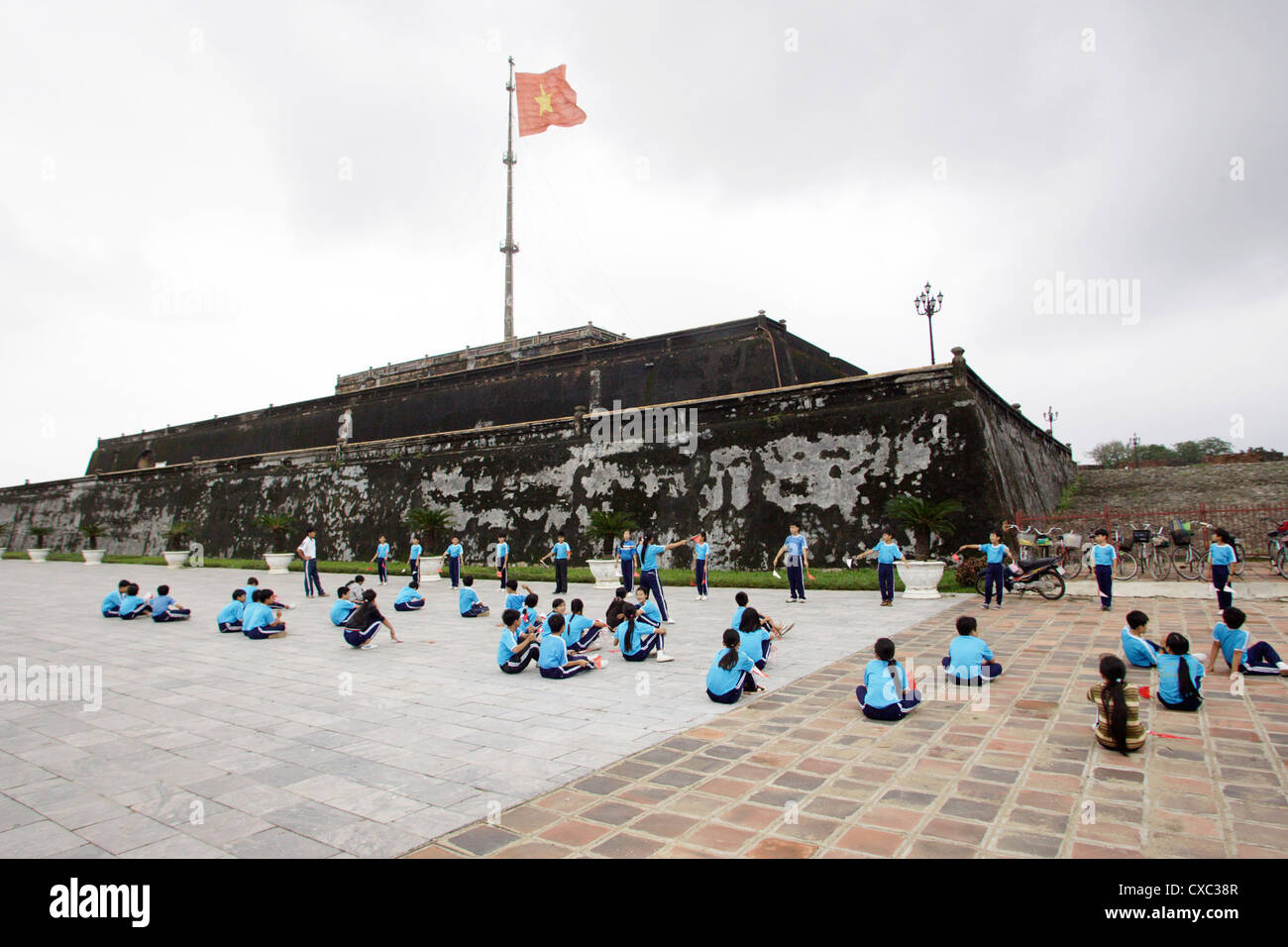 Il Vietnam, gli studenti a Sportuebungen sul Cot Co bandiera tonalità della torre Foto Stock