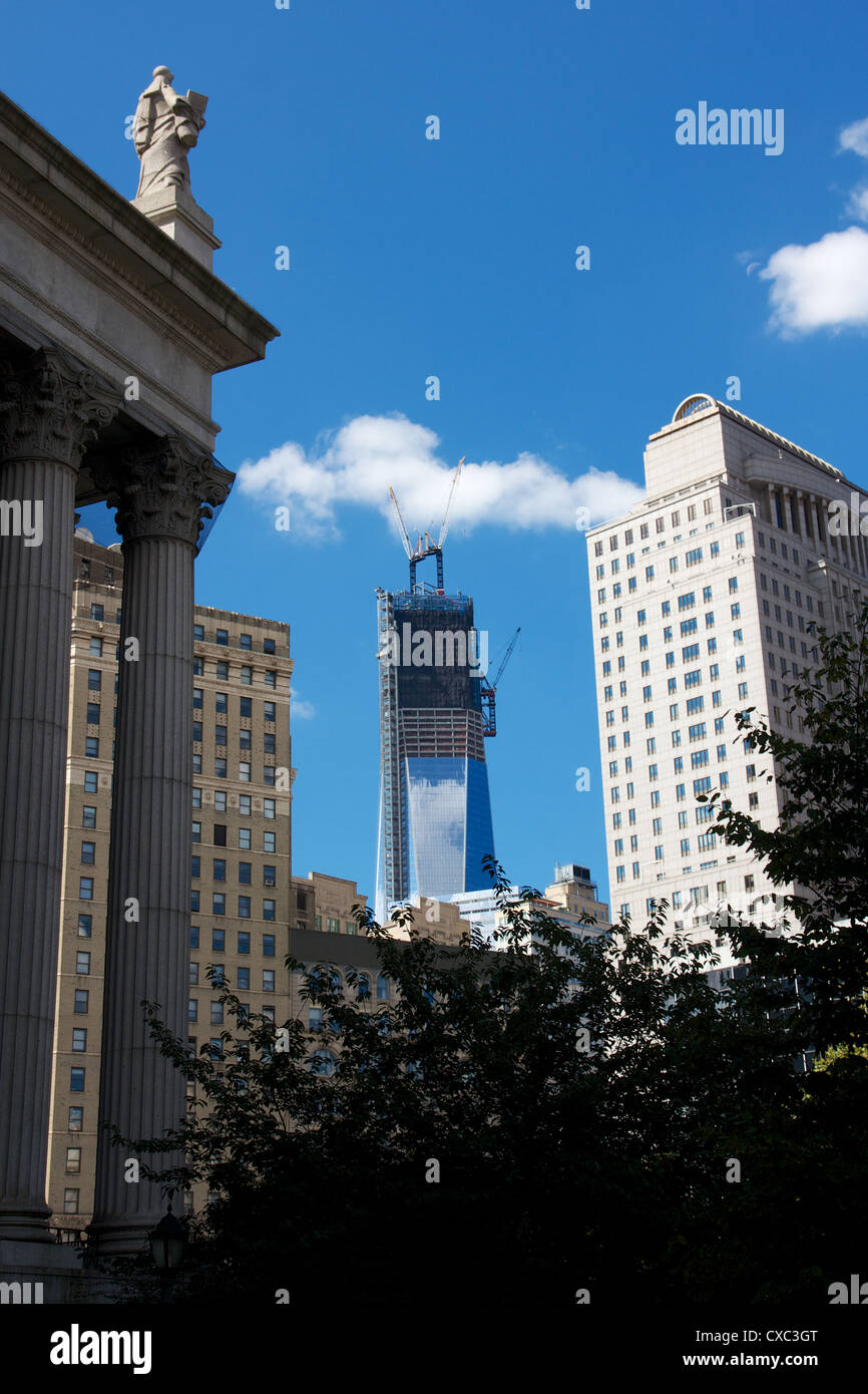 Corte e gli edifici del governo gruppo intorno a un parco nei pressi del municipio con la torre di libertà la costruzione in background in NYC. Foto Stock