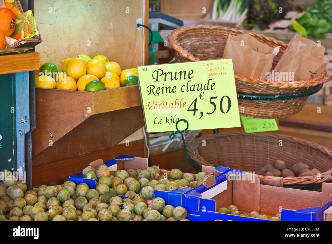 Una scena di mercato che visualizza alcuni della frutta e verdura disponibile da acquistare a Cherbourg, Francia settentrionale. Foto Stock