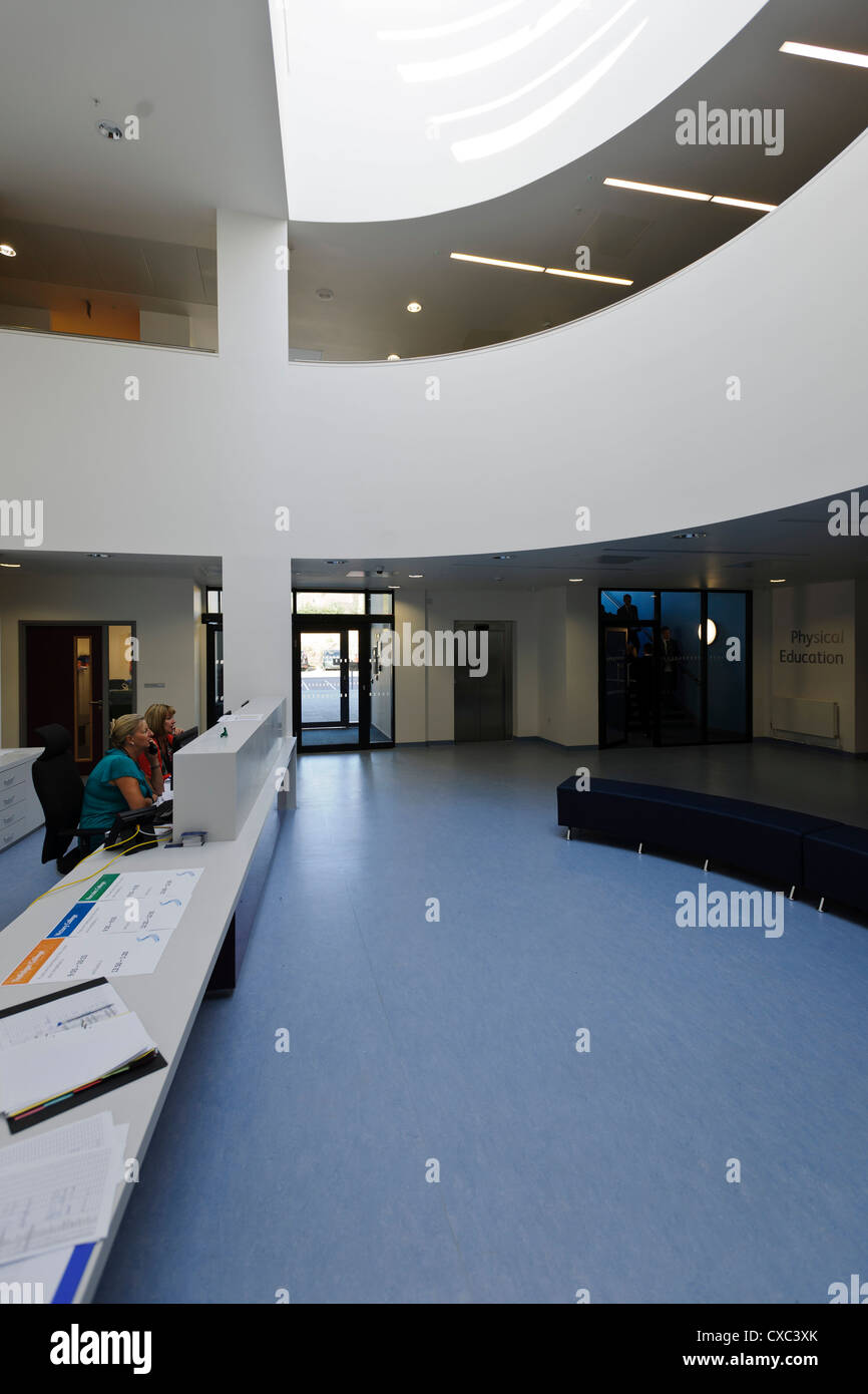 Strood Academy, Strood, Regno Unito. Architetto: Nicholas Hare Architects LLP, 2012. Reception e semi-circolare circulat Foto Stock
