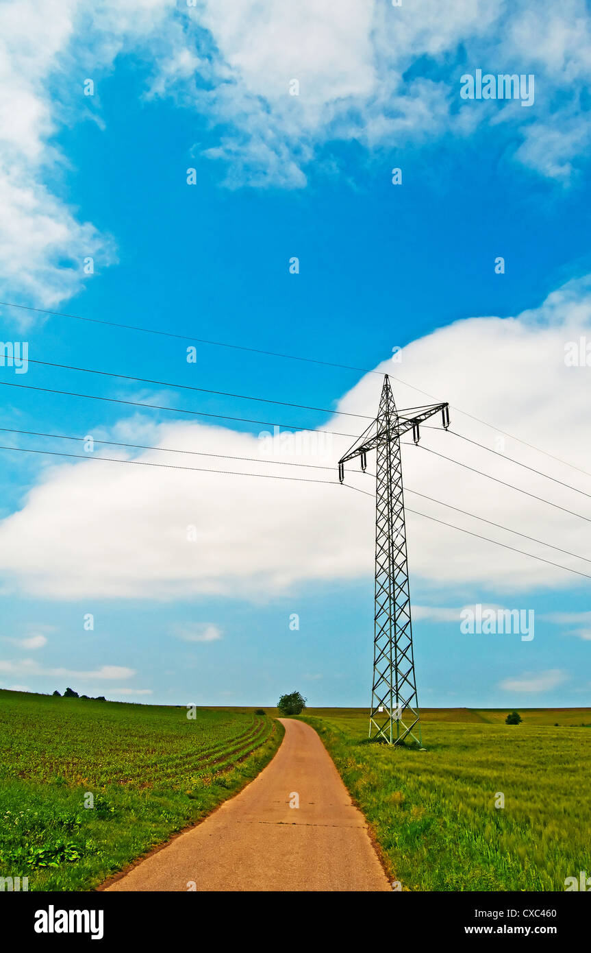 Alimentazione elettrica montante su un cielo blu Foto Stock