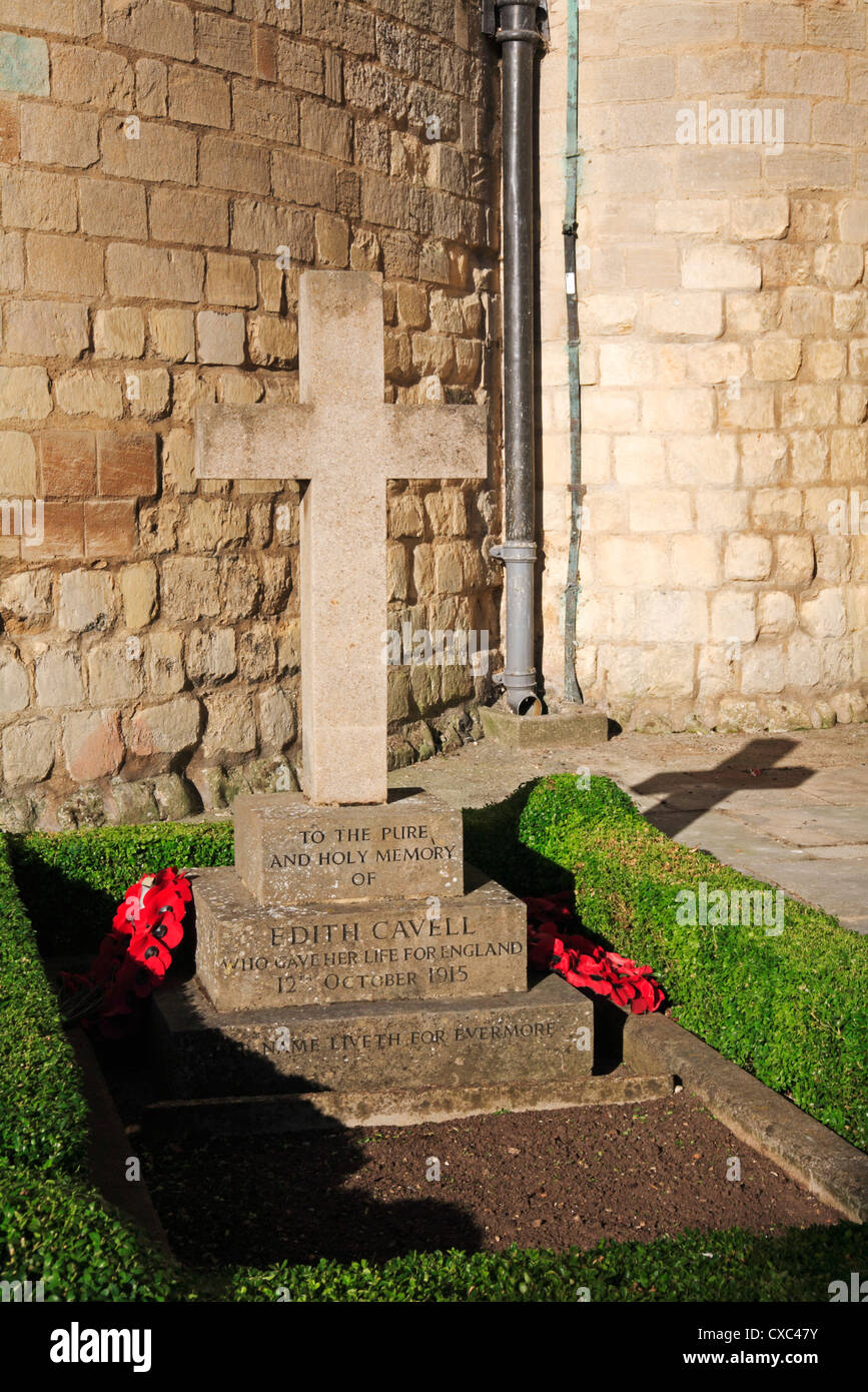 Una vista della tomba di infermiere Edith Cavell all'estremità est della Cattedrale di Norwich, Norfolk, Inghilterra, Regno Unito. Foto Stock