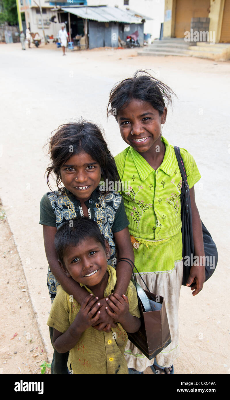 Povero indiano nomadi i bambini di strada. Andhra Pradesh, India Foto Stock