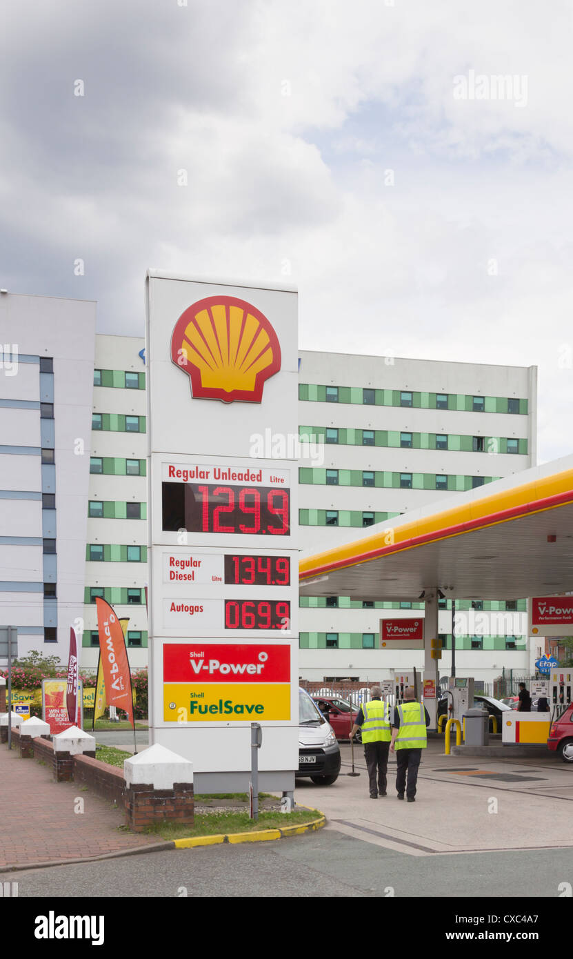 Distributore di benzina Shell su Trafford Road Salford. La stazione vende anche Autogas/GPL carburante per auto. Foto Stock