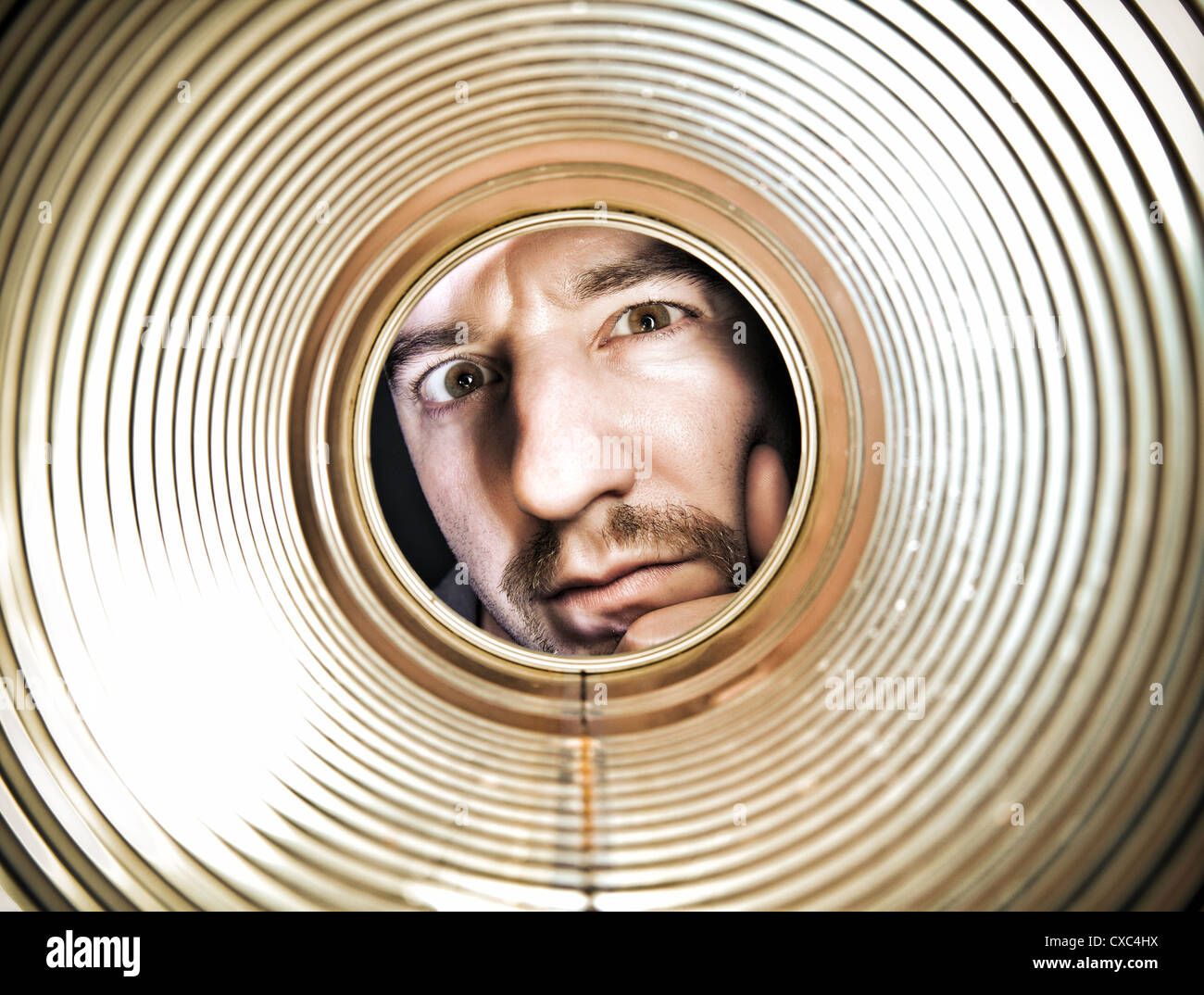 L'uomo guarda nel classico può alimentare Foto Stock