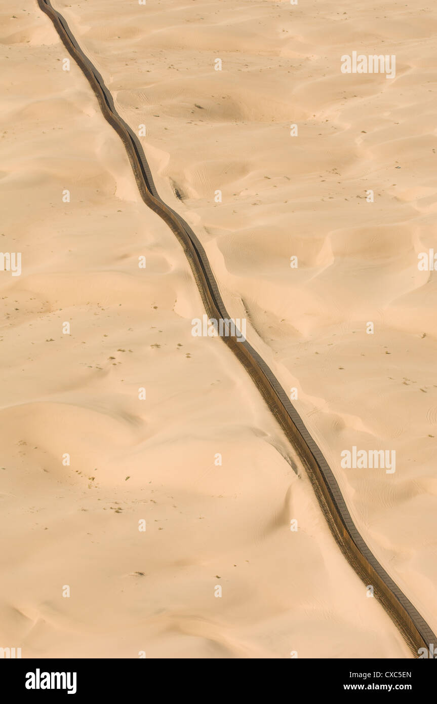 US-Messico recinzione di confine, ANTENNA, Imperial dune vicino Calexico, California Foto Stock