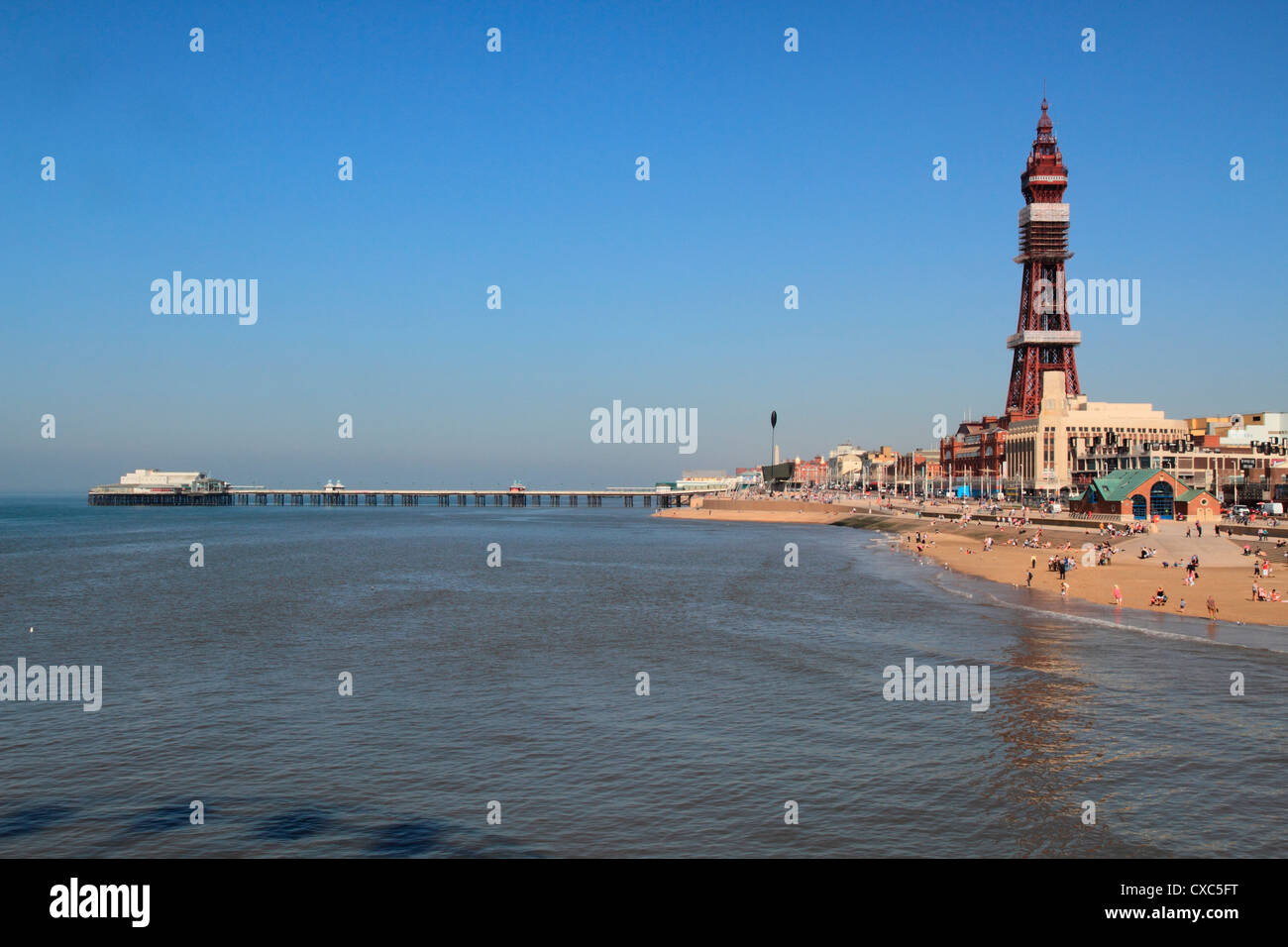 Torre, North Pier e spiaggia di Blackpool, Lancashire, Inghilterra, Regno Unito, Europa Foto Stock