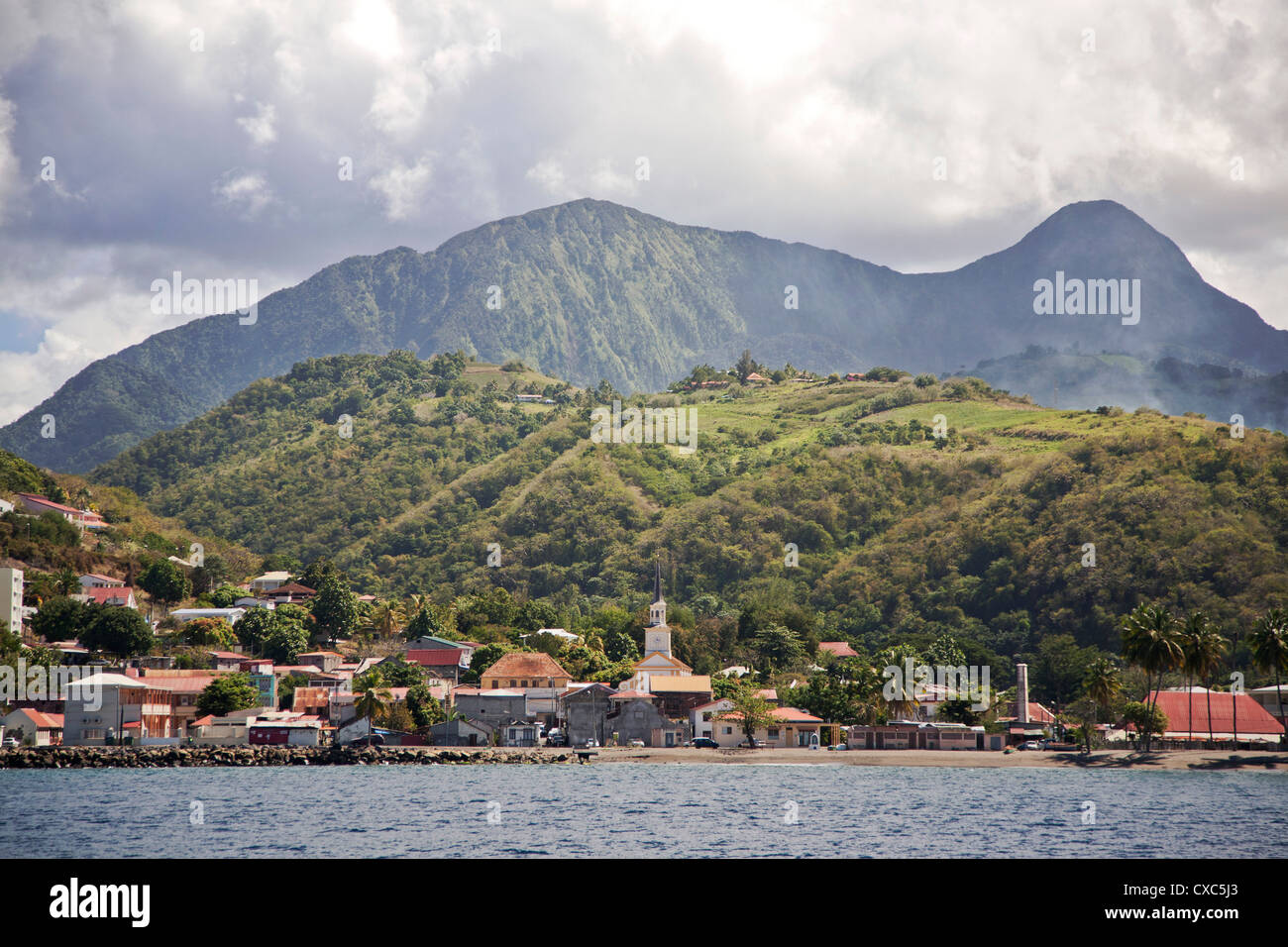 Vista di Saint-Pierre che mostra il Monte Pelée in background, Fort-de-France, Martinica, Piccole Antille, West Indies Foto Stock