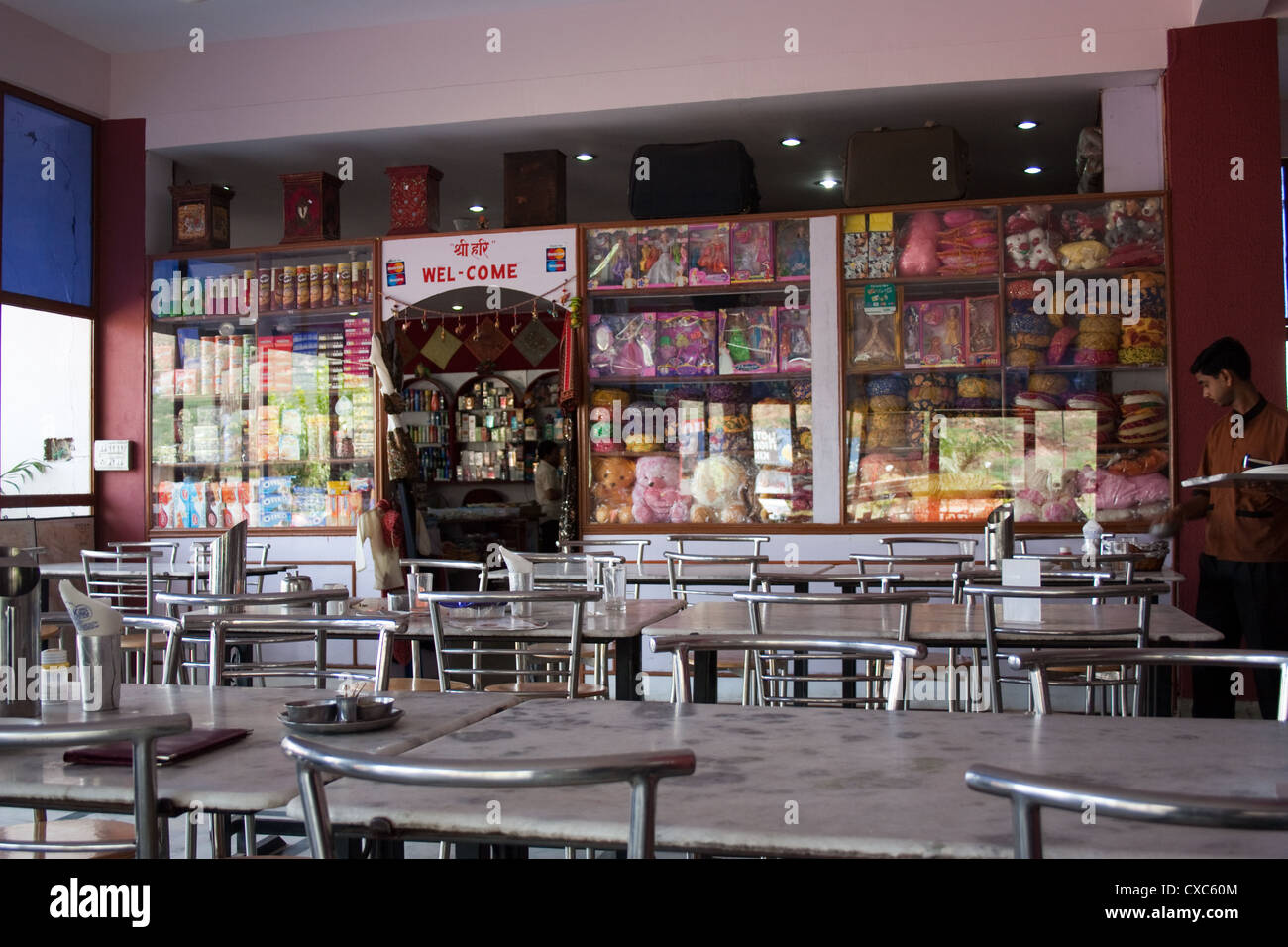 La scena dentro un ristorante sulla strada per Jaipur, dove un negozio è anche situato nello stesso ristorante. Numero di persone è bassa Foto Stock