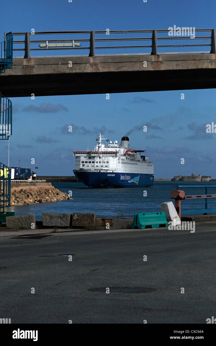 Irish Ferries traghetto - Oscar Wilde - arrivando a Cherbourg, Francia Foto Stock