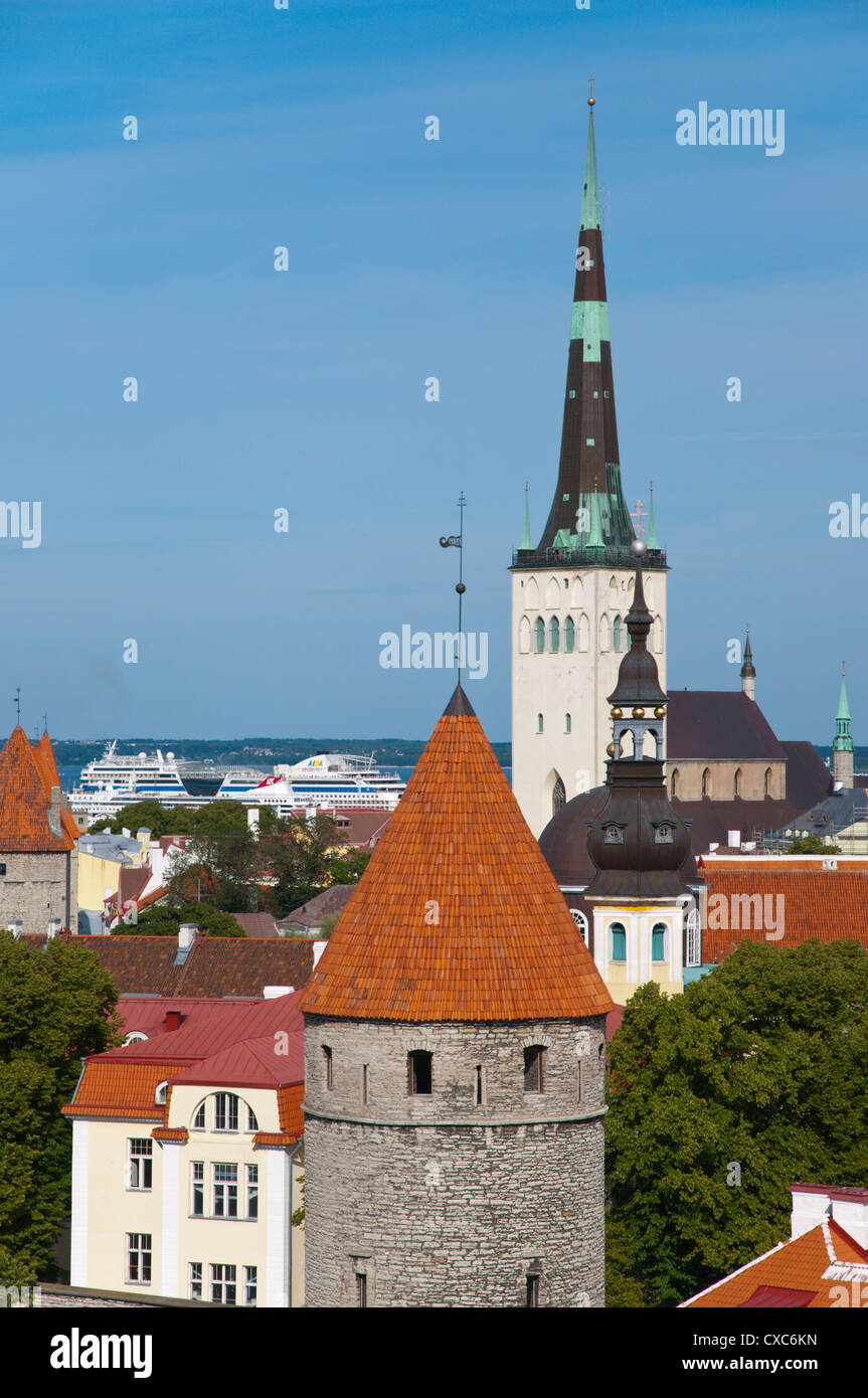 Vista di Vanalinn la città vecchia con Oleviste kirik St Olav's chiesa Tallinn Estonia Europa Foto Stock