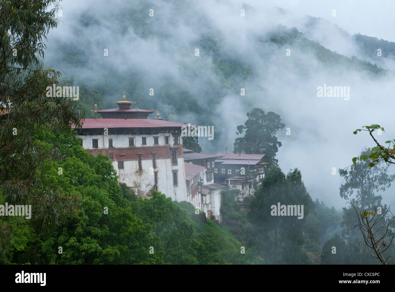 Vista del Dzong con colline e nebbia, Trongsa, Bhutan, Asia Foto Stock