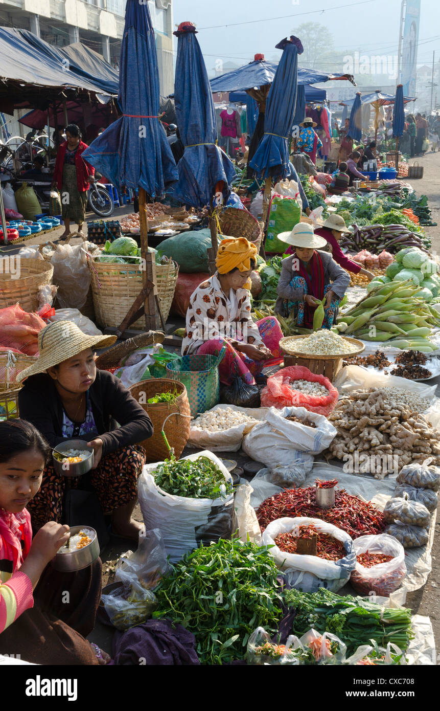 Settimanale mercato alimentare, Taungyi, il sud dello Stato di Shan, Myanmar (Birmania), Asia Foto Stock