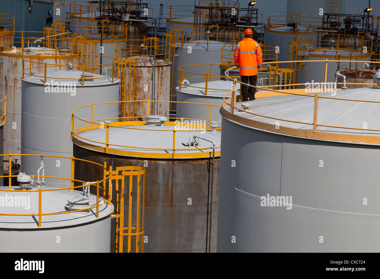 Impianto chimico operatore del processo di petro-industria chimica controllo serbatoio di stoccaggio delle strutture a torre da sopra Foto Stock