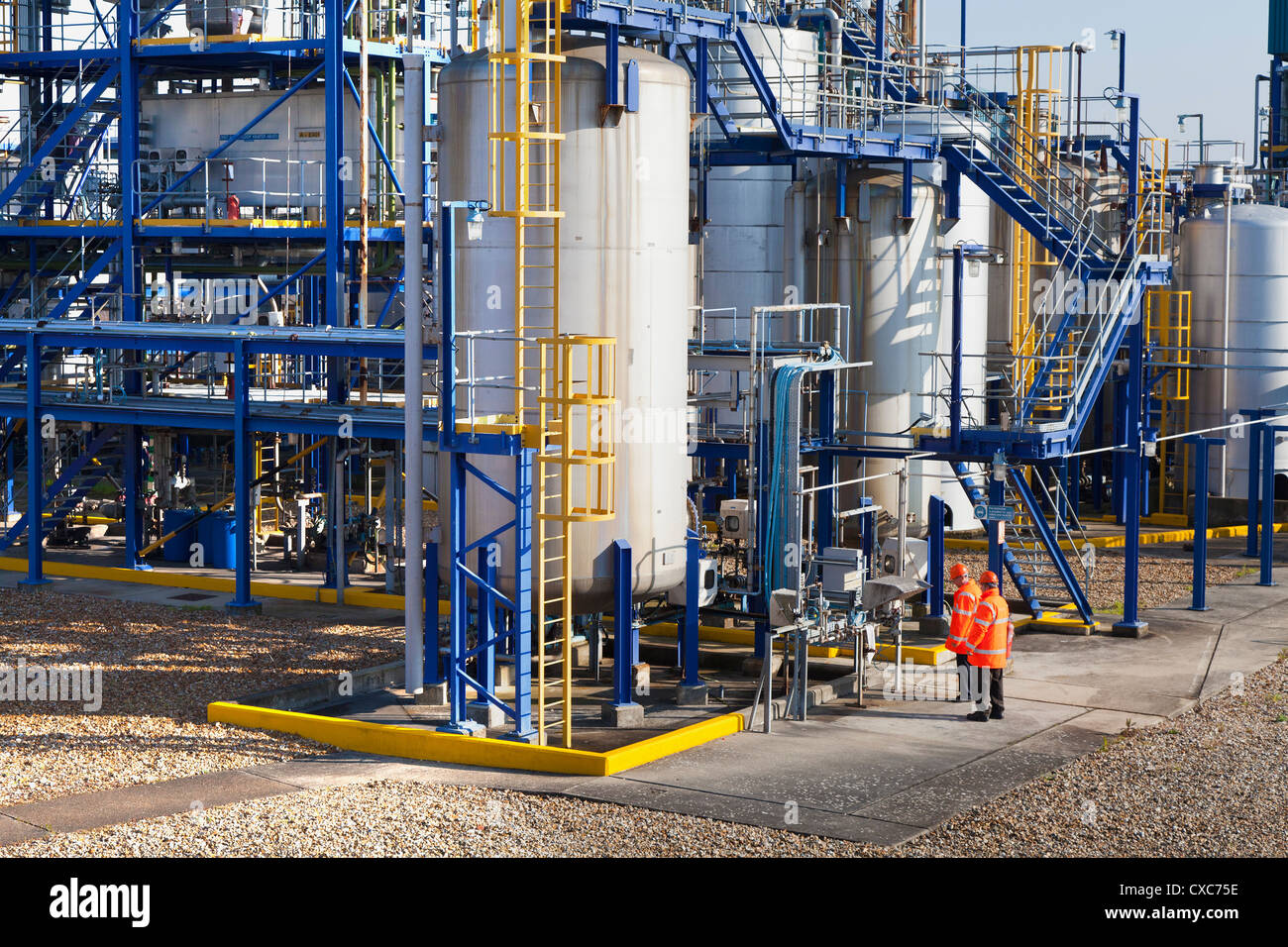 Impianto chimico operatore del processo petro-industria chimica ispezione serbatoio di stoccaggio tower Foto Stock