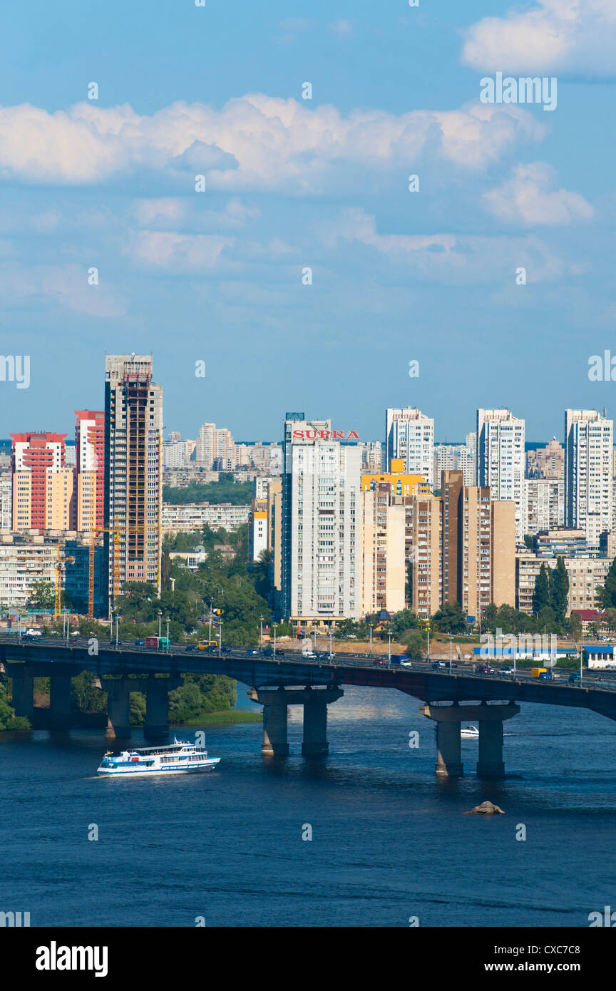 Vista verso Ponte Patona e Berezniaky oltre il Dnipro River, Kiev, Ucraina, Europa Foto Stock