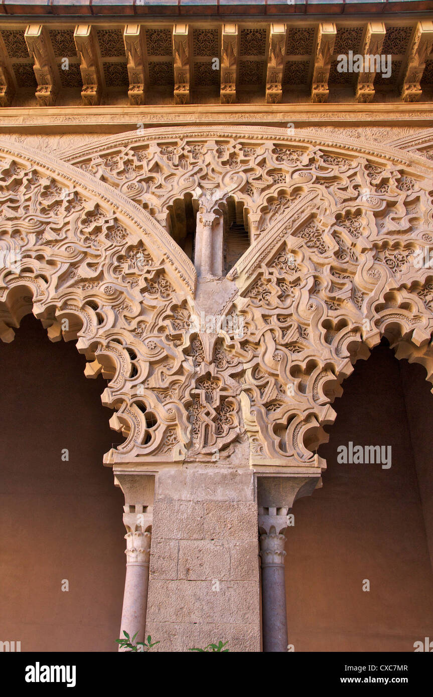 Dettaglio delle decorazioni in gesso in giardino gallery, Santa Isabel cortile, il Castillo de la Aljafería Palace, Saragozza (Zaragoza), Aragon Foto Stock
