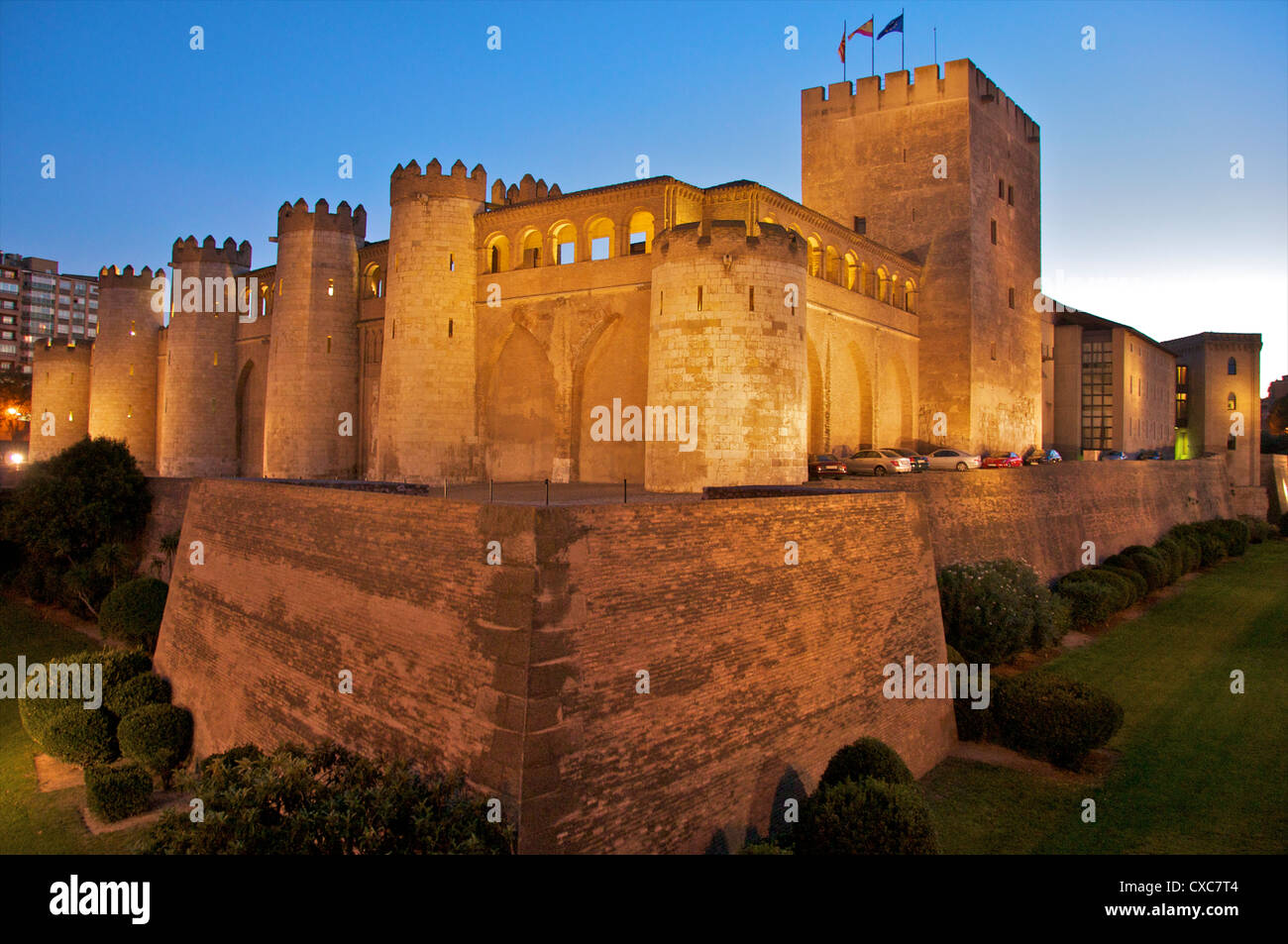 Le mura e le torri di notte del Castillo de la Aljafería palazzo risalente al XI secolo, Saragozza (Zaragoza), Aragona, Spagna, Europa Foto Stock