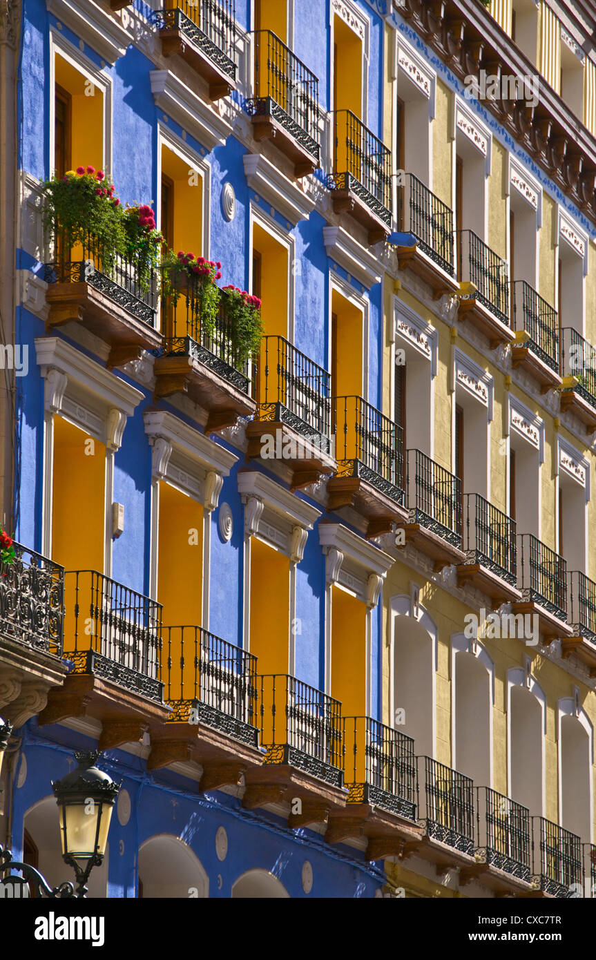 Luminose case colorate, Alfonso I Street, Saragozza (Zaragoza), Aragona, Spagna, Europa Foto Stock