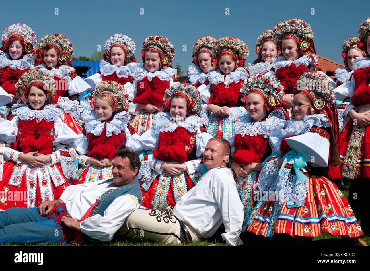 Ragazze e uomini che indossano abiti folk, la cavalcata dei re festival, Vlcnov, Zlinsko, Repubblica Ceca, Europa Foto Stock