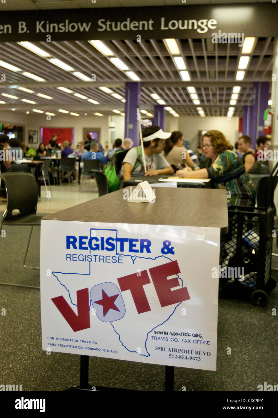 Femmina bianca volontario spinge gli studenti universitari a registrarsi per votare a Austin Community College di Austin in Texas Foto Stock