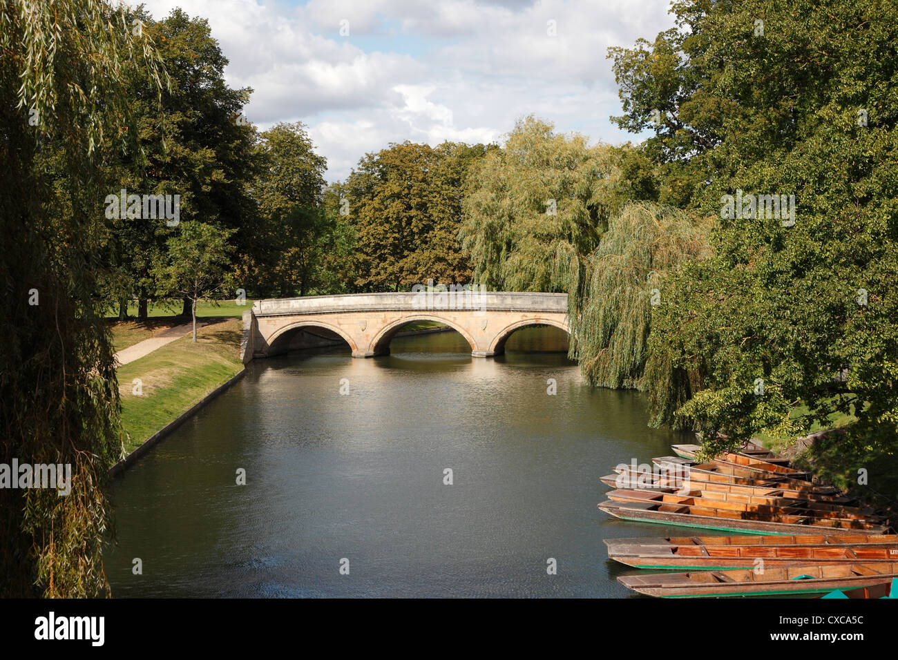 Trinità Bridge e sterline sul fiume Cam Cambridge Inghilterra England Foto Stock