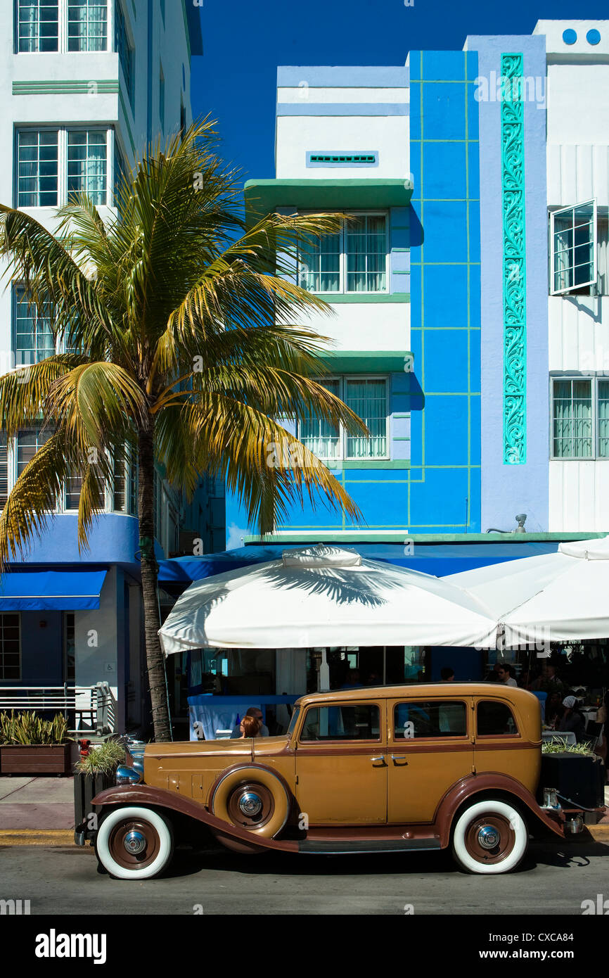 Un vintage auto parcheggiate davanti a un hotel in stile Art Deco su Ocean Drive in Miami Beach Foto Stock