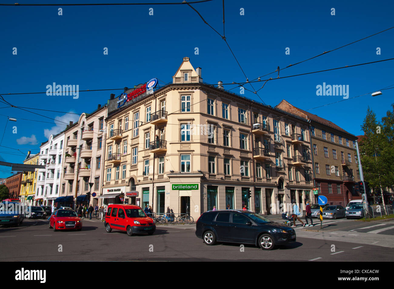 Il traffico a angolo di Kirkeveien e strade Valkyriegata quartiere Majorstuen Oslo Norvegia Europa Foto Stock