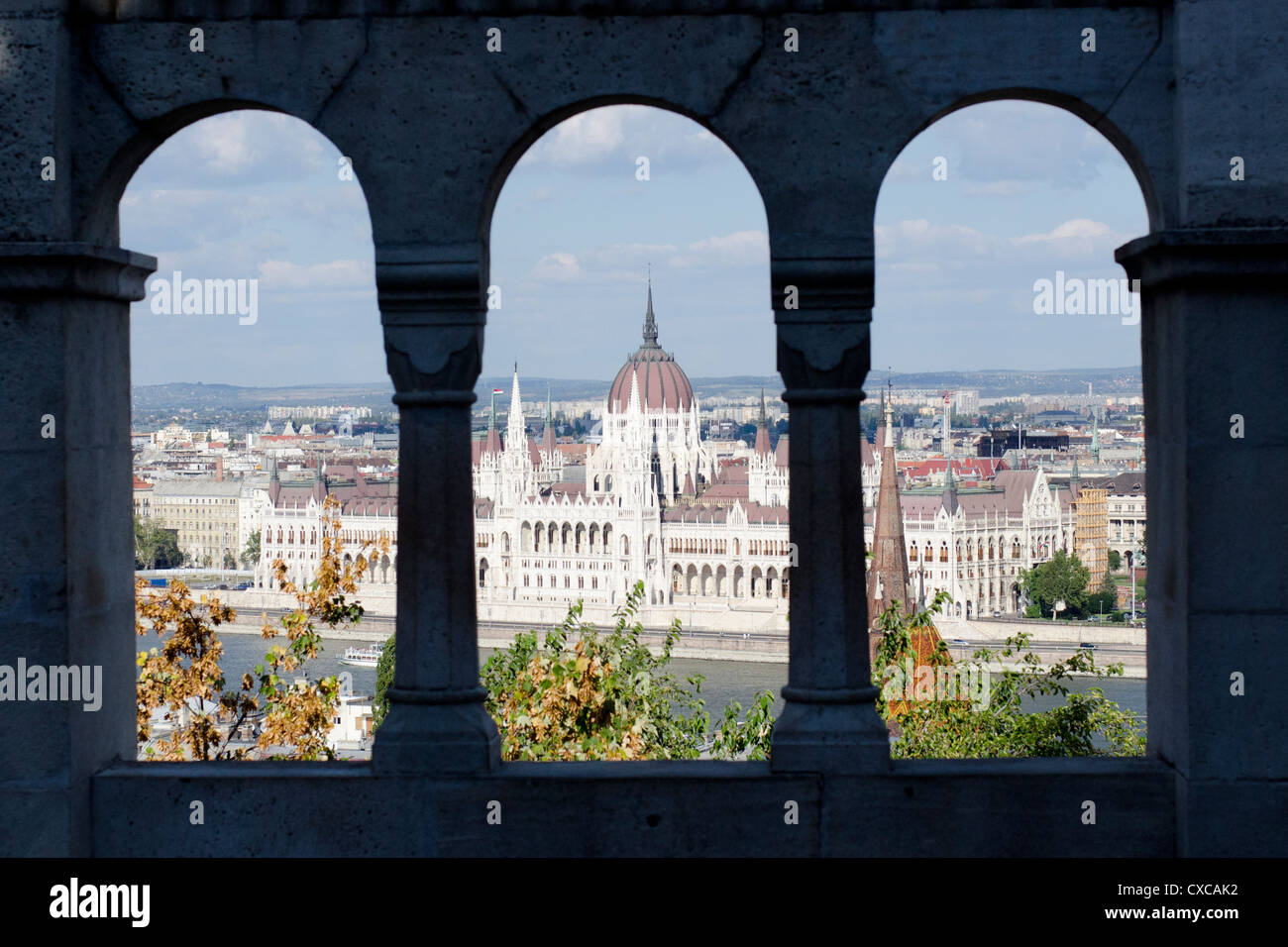 Gli archi del Bastione del Pescatore a Budapest il framing del parlamento ungherese costruzione lungo il Danubio Foto Stock