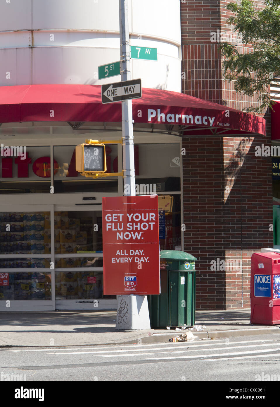 Flu pubblicizzato su strada al di fuori di una grande farmacia a Park Slope Brooklyn. Un possibile conflitto di interesse qui. Foto Stock