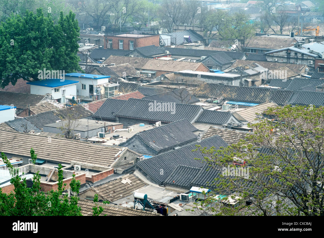 Vista dei tetti di vecchie case in area con molti hutong o corsie nella centrale di Pechino CINA Foto Stock
