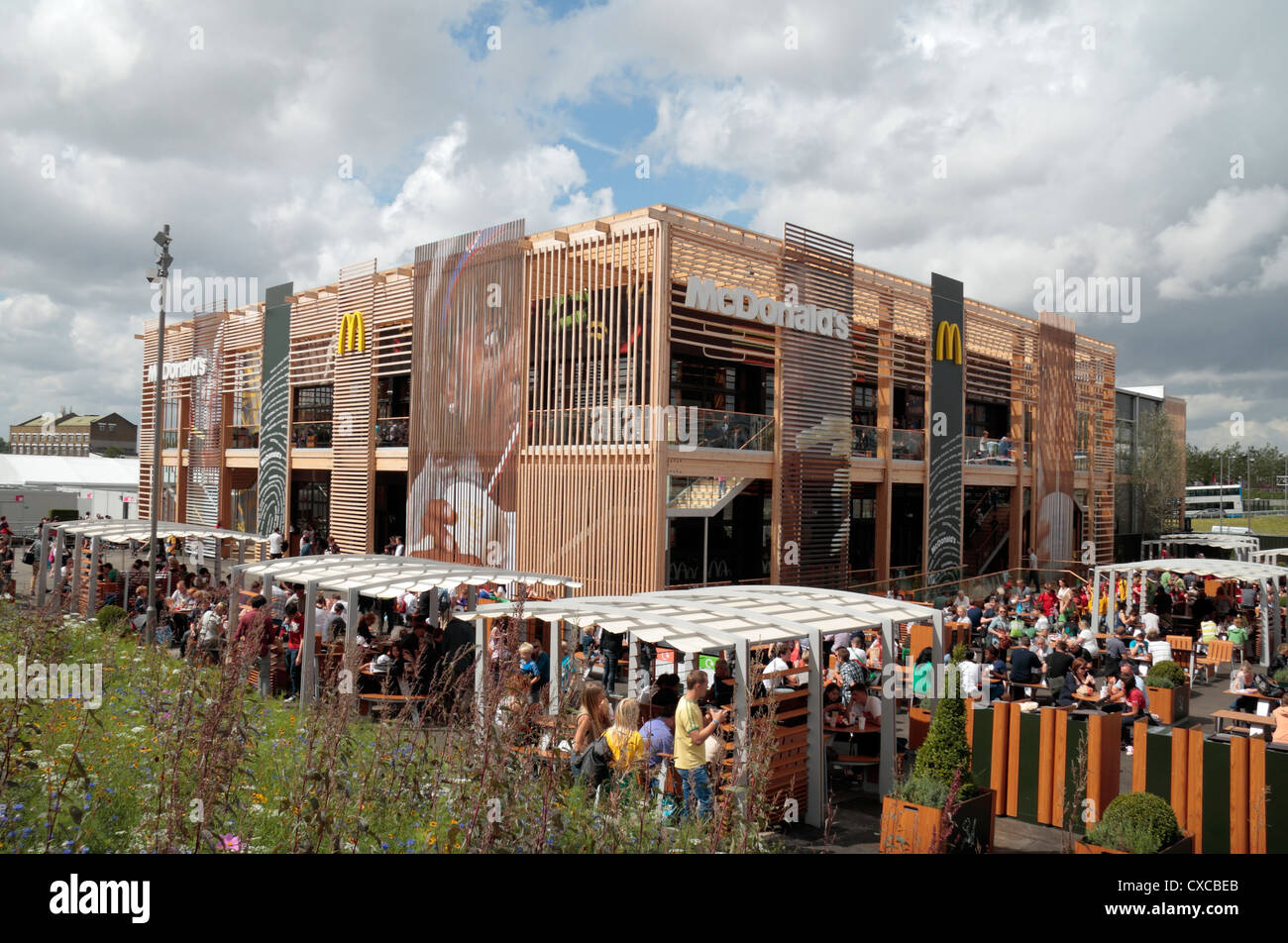 Il carattere temporaneo e massiccia ristorante McDonalds con tabelle esterne sul London 2012 Olympic Park sito, Stratford, Londra, Regno Unito. Foto Stock