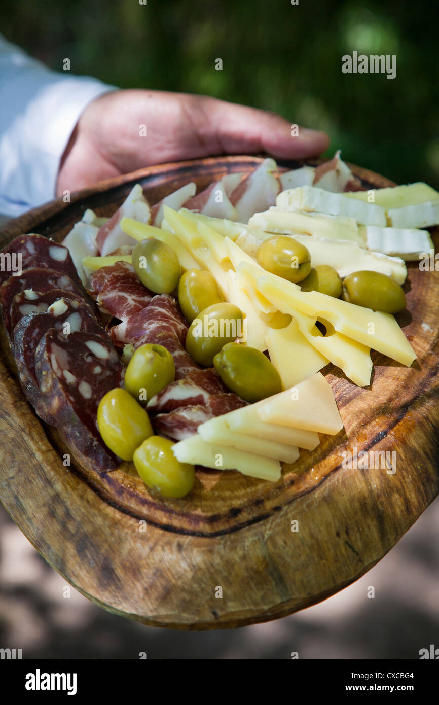 Picada, una piastra Argentino con formaggio e salamies, in provincia di Cordoba, Argentina. Foto Stock