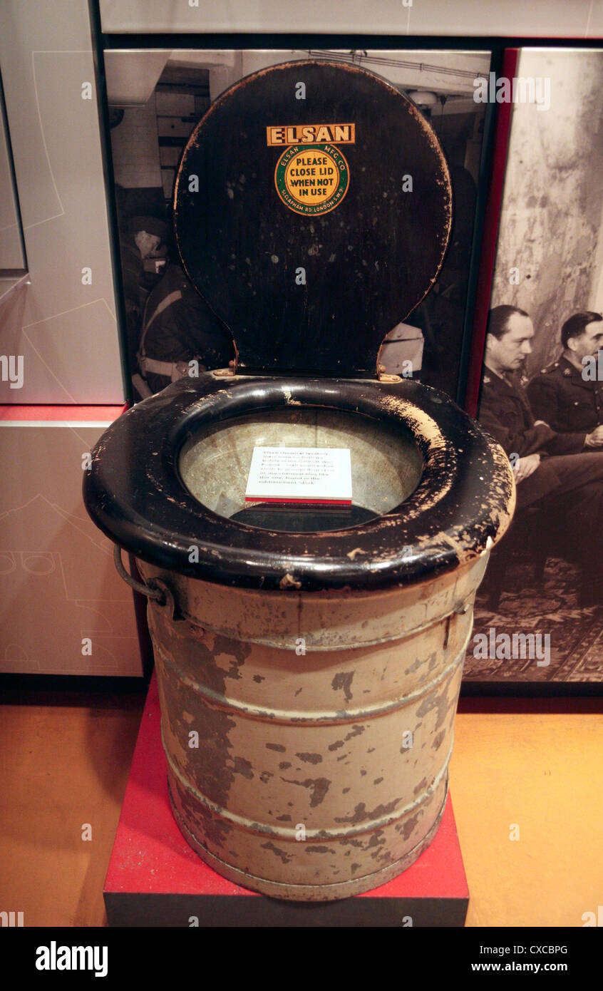 Elsan un wc chimico sul display in The Churchill War Rooms museum, Churchill's bunker di guerra, Londra, Regno Unito. Foto Stock