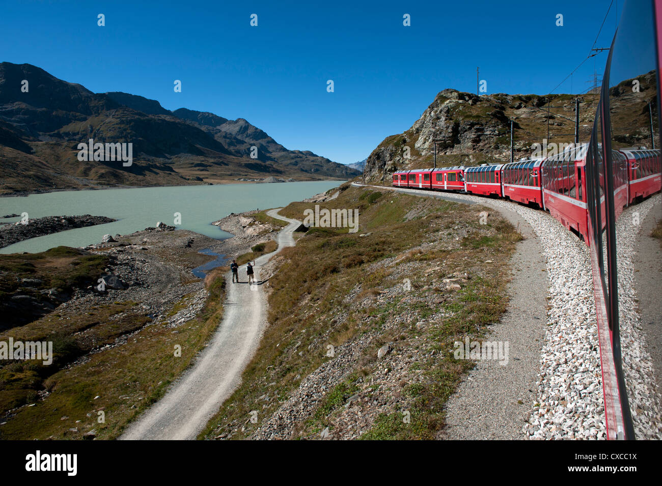 La Svizzera. Il Bernina Express, il viaggio da Coira in Svizzera a Tirano in Italia. 9-2012 Lago Bianco. Foto Stock