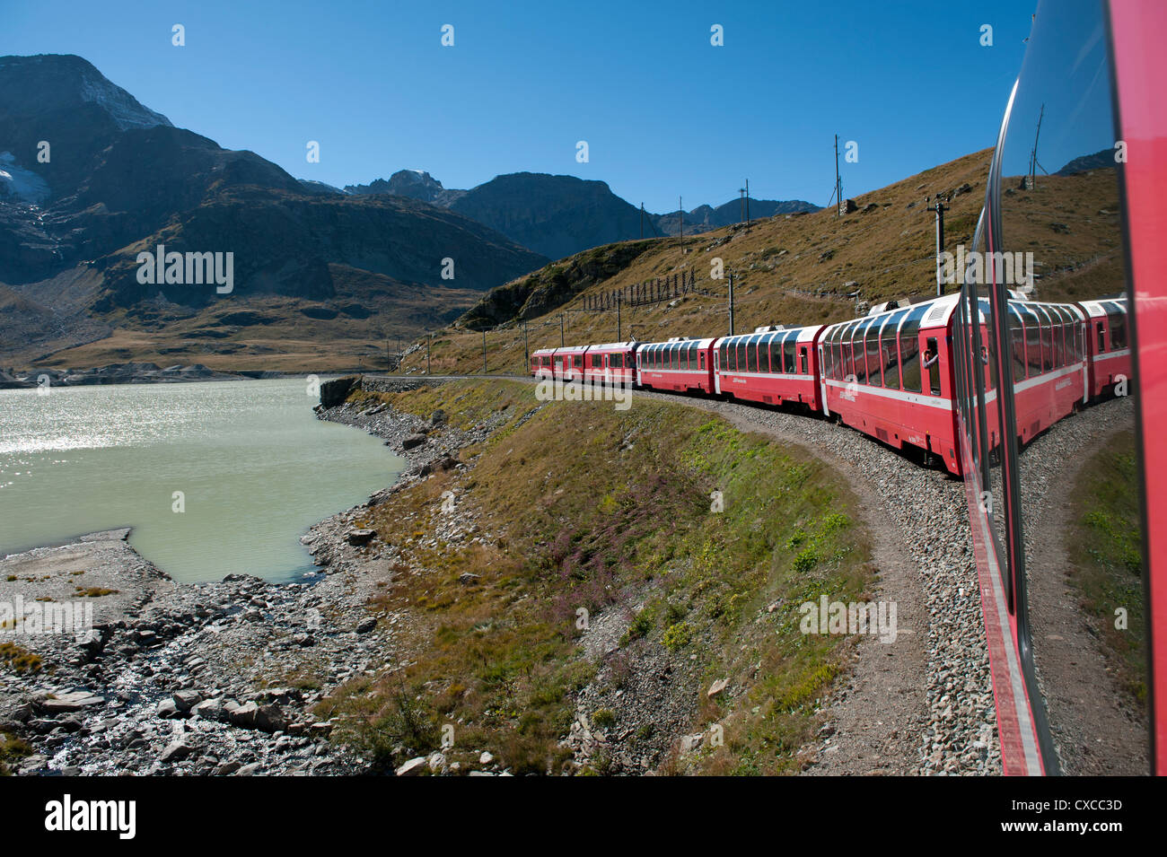 La Svizzera. Il Bernina Express, il viaggio da Coira in Svizzera a Tirano in Italia. 9-2012 Lago Bianco. Foto Stock