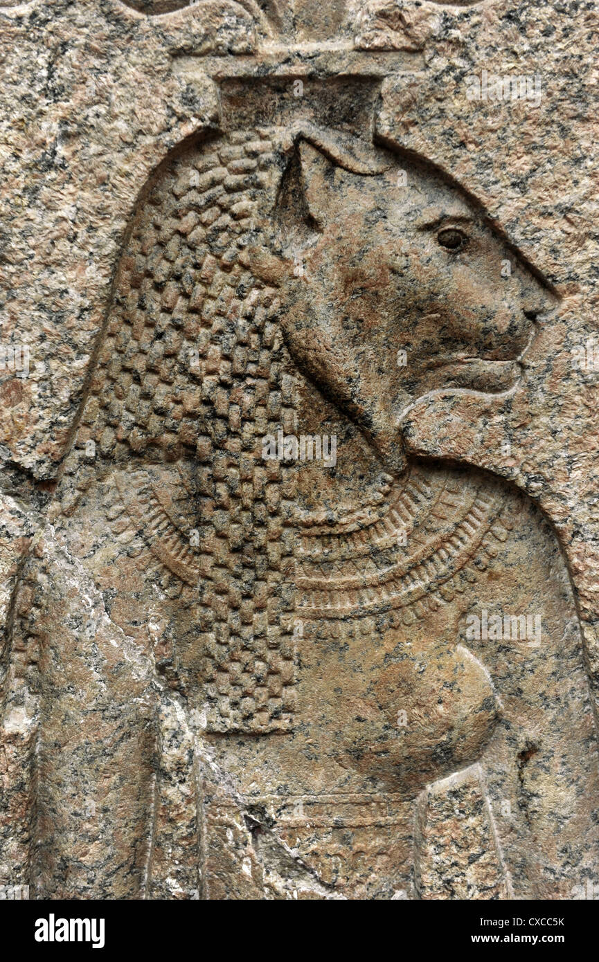 Rilievo raffigurante la dea lion Mehit. Il granito. Dal tempio di Onuris-Shu Sebennytos a. Foto Stock