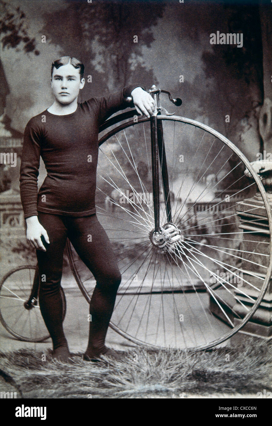 Uomo con High-Wheel bicicletta, albume fotografia, circa 1898 Foto Stock