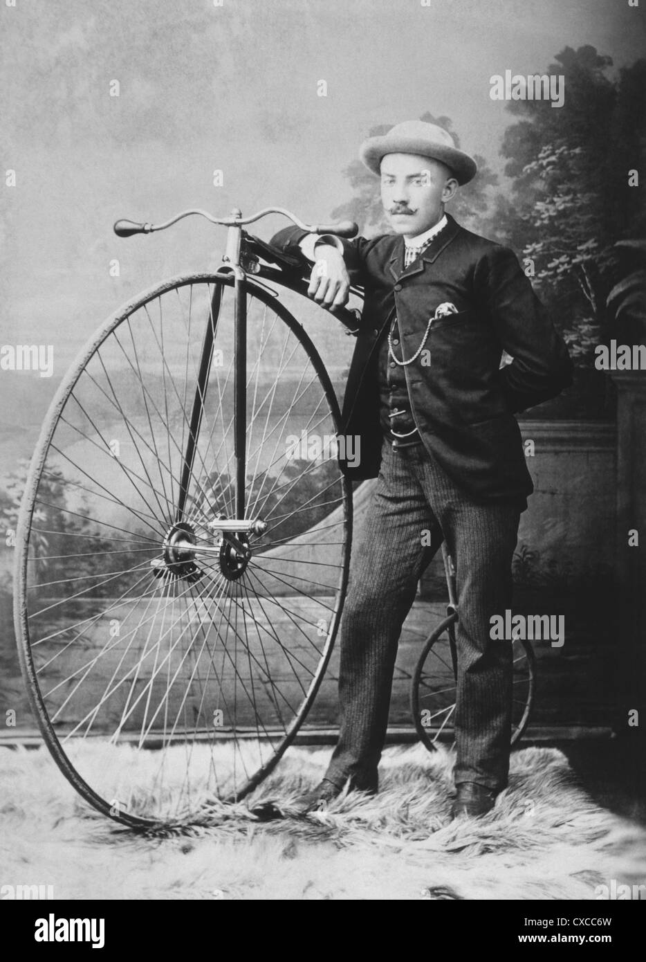 Uomo con High-Wheel bicicletta, albume fotografia, circa 1898 Foto Stock