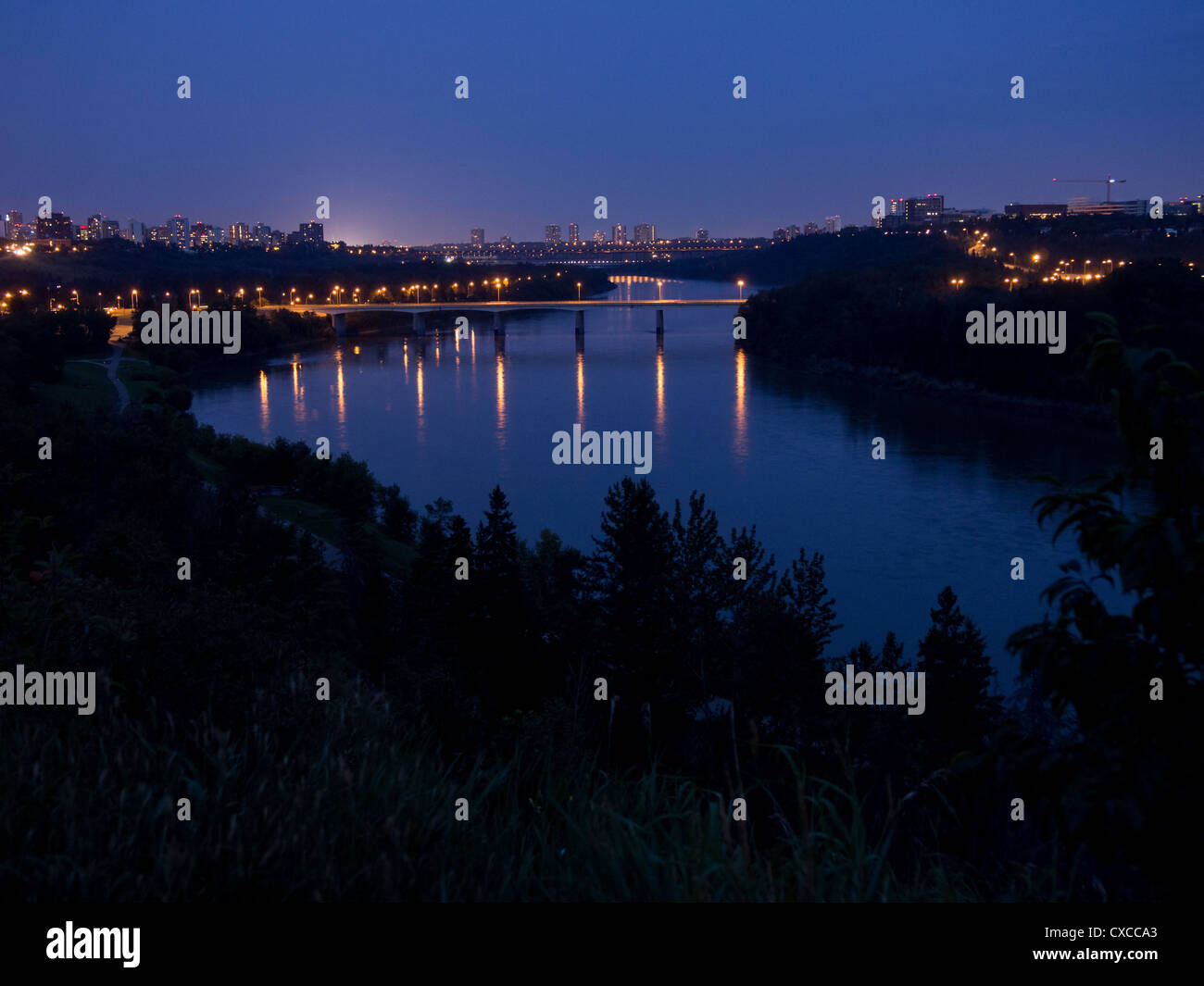 Edmonton skyline notturno dotato dei ponti sul Fiume Saskatchewan. Si illuminano in questa sera vista sul fiume Foto Stock