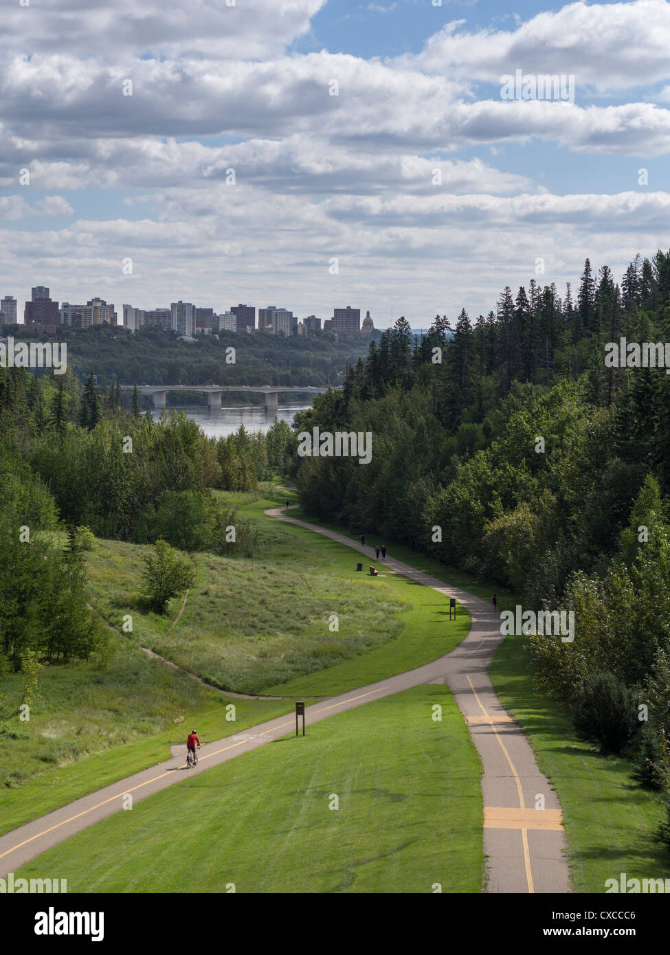 Edmonton Percorsi ricreativi. Con lo skyline di Edmonton in background, il sentiero lungo il Fiume Saskatchewan divide. Foto Stock