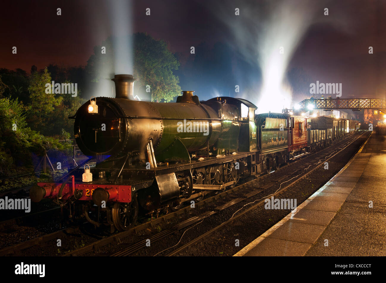 GWR Loco Classe 2800 n. 2857 a Bridgnorth Station di notte, con un treno merci Severn Valley Railway Steam Gala, Settembre 2012 Foto Stock