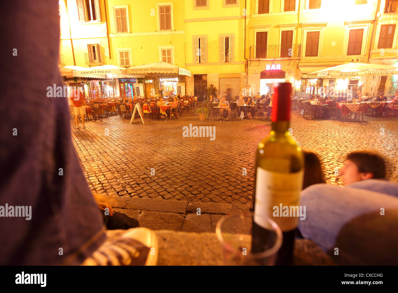 Italia, Roma, città, Piazza Campo de' Fiori, serata bevendo vino su un quadrato Foto Stock