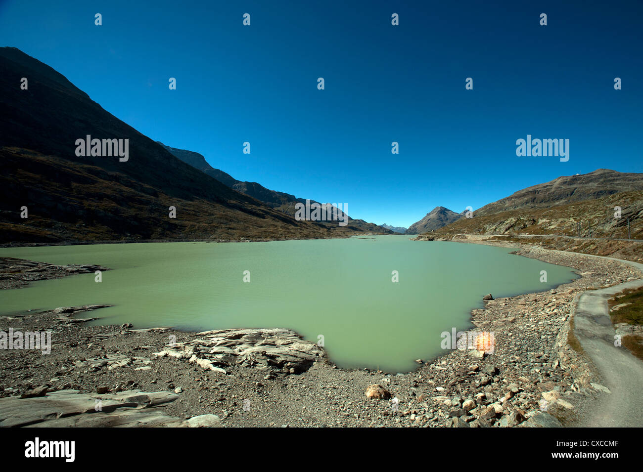 La Svizzera. Il Bernina Express, il viaggio da Coira in Svizzera a Tirano in Italia. 9-2012 Lago Bianco. Foto Stock