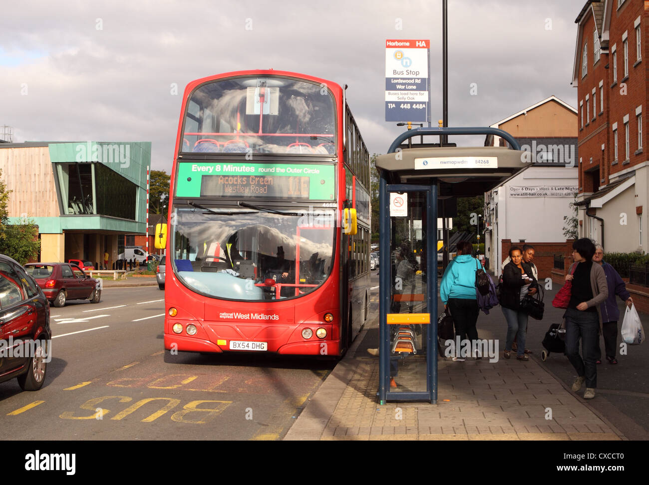 Birmingham servizio autobus locale gestito da West Midlands Travel parte del National Express Group ad una fermata di autobus di Harborne Foto Stock