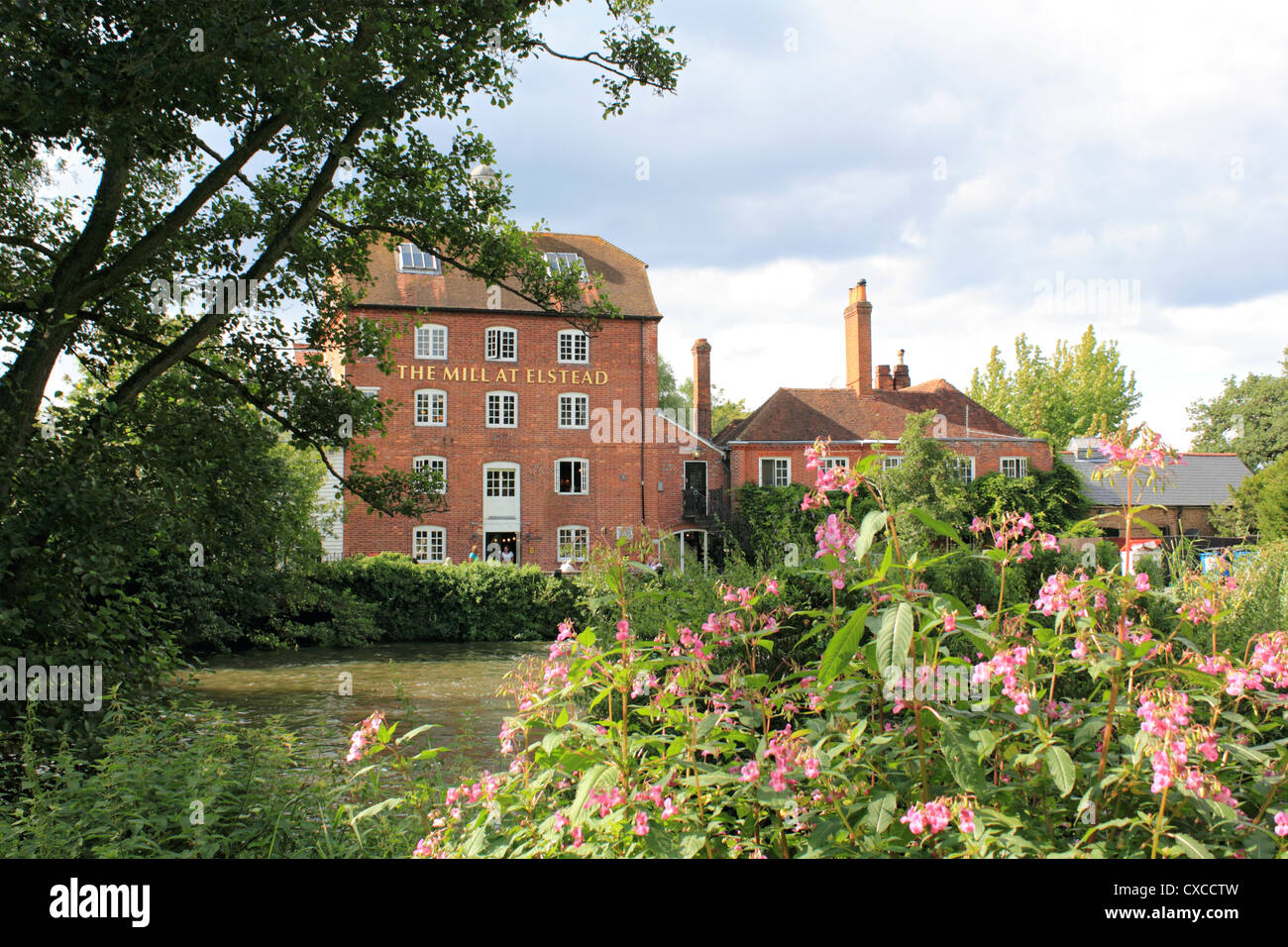 Il mulino a Elstead, pub vicino a Farnham Surrey in Inghilterra REGNO UNITO Foto Stock