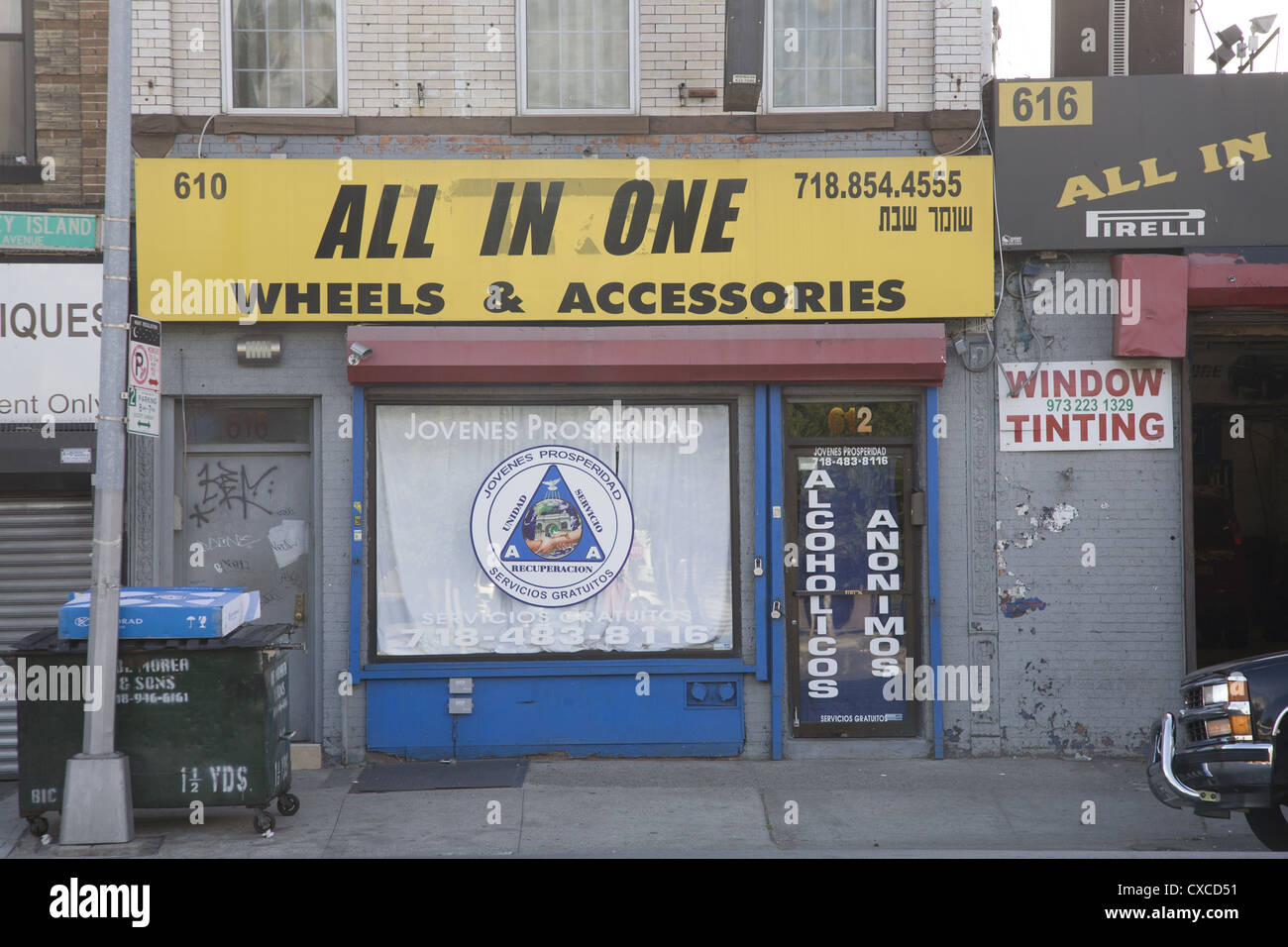 Vetrina di Alcolisti Anonimi e altre terapie lungo il vicolo di automotive su Coney Island Ave a Brooklyn, NY Foto Stock