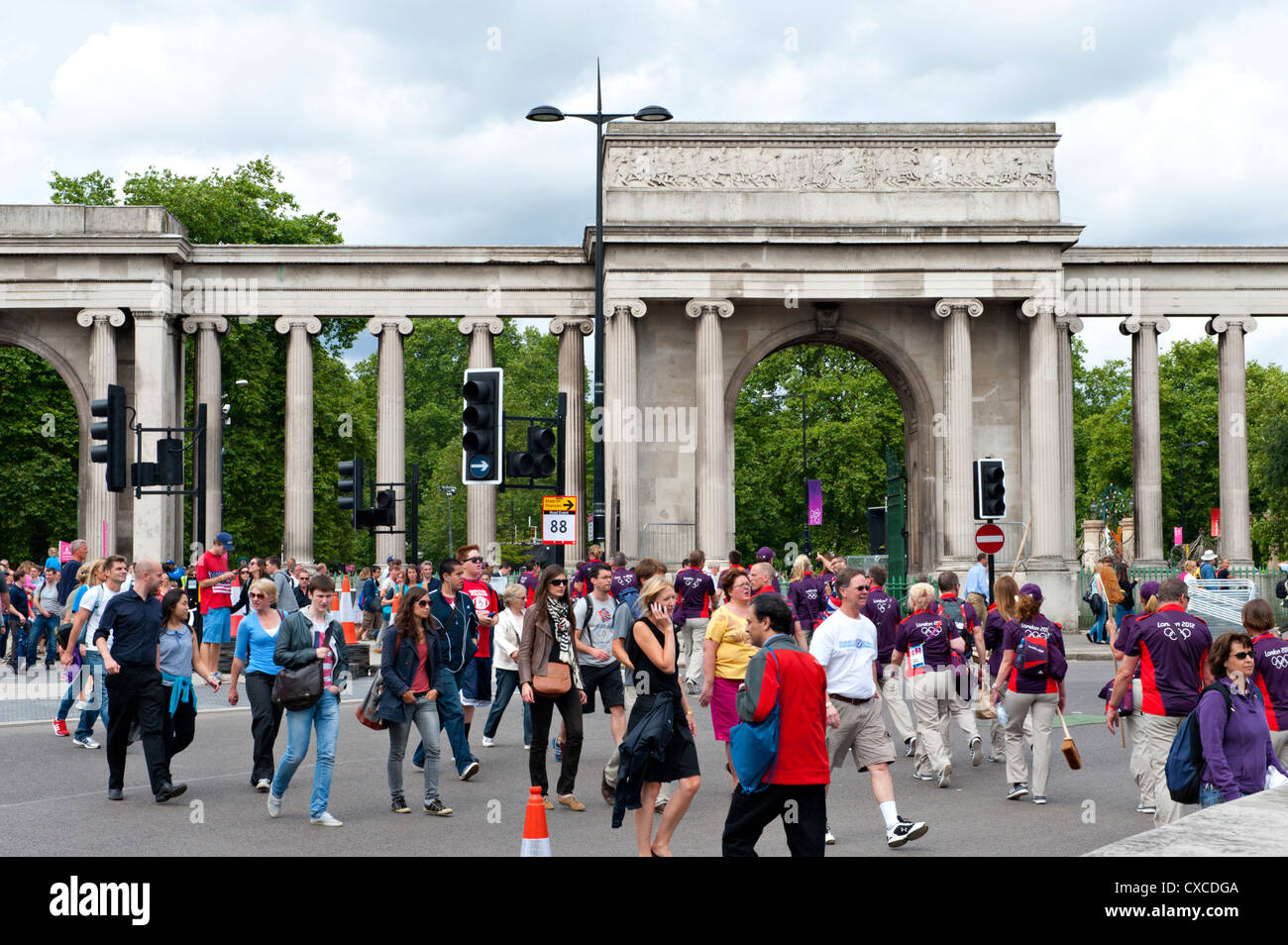 La folla lasciando Hyde Park dopo aver guardato a Londra2012 Evento Olimpico Foto Stock