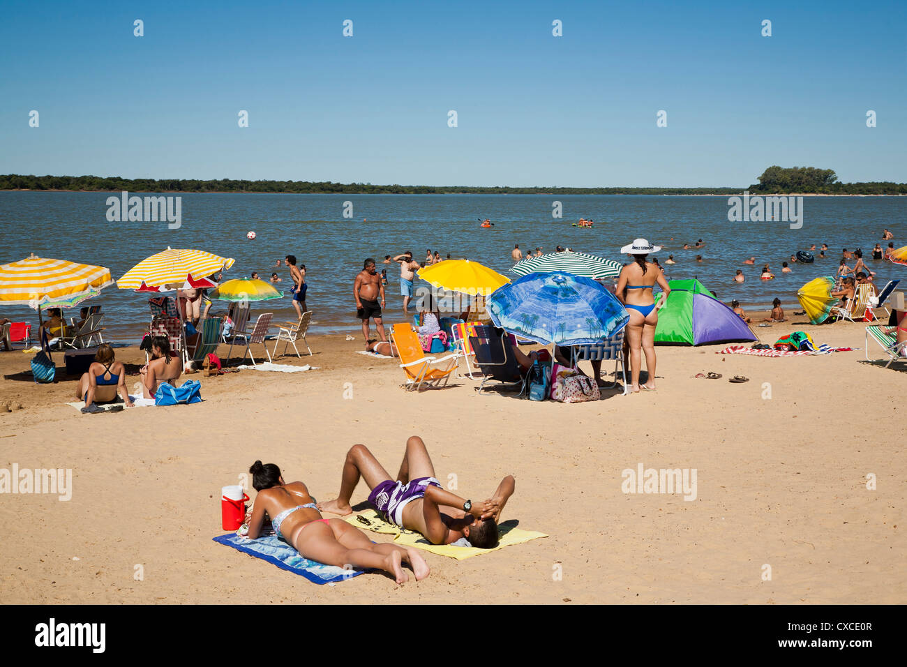 La gente sulla spiaggia dal fiume Uruguay, Colon, Entre Rios Provincia, Argentina. Foto Stock