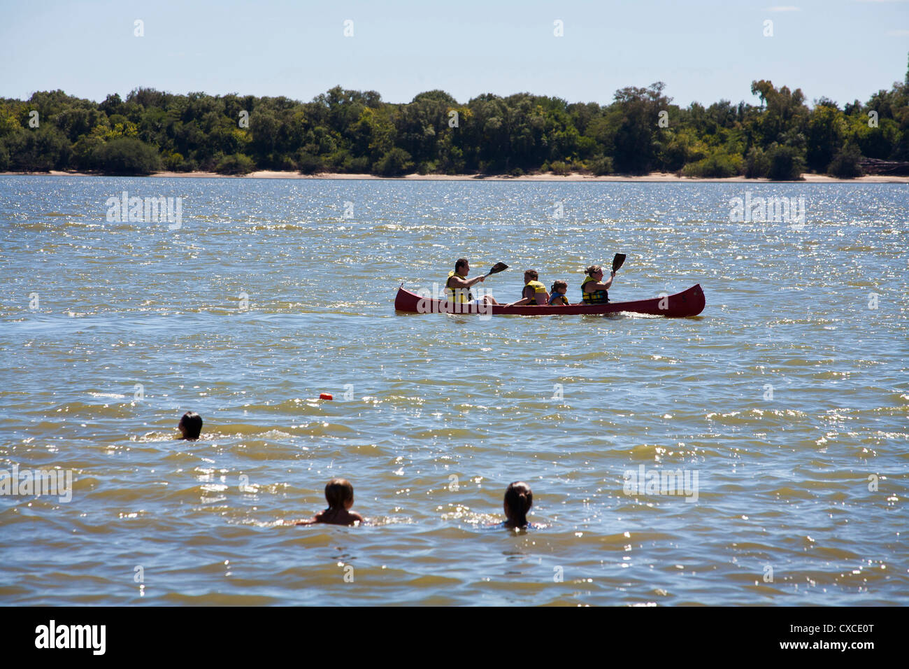 Persone kayak presso il fiume Uruguay, Colon, Entre Rios Provincia, Argentina. Foto Stock